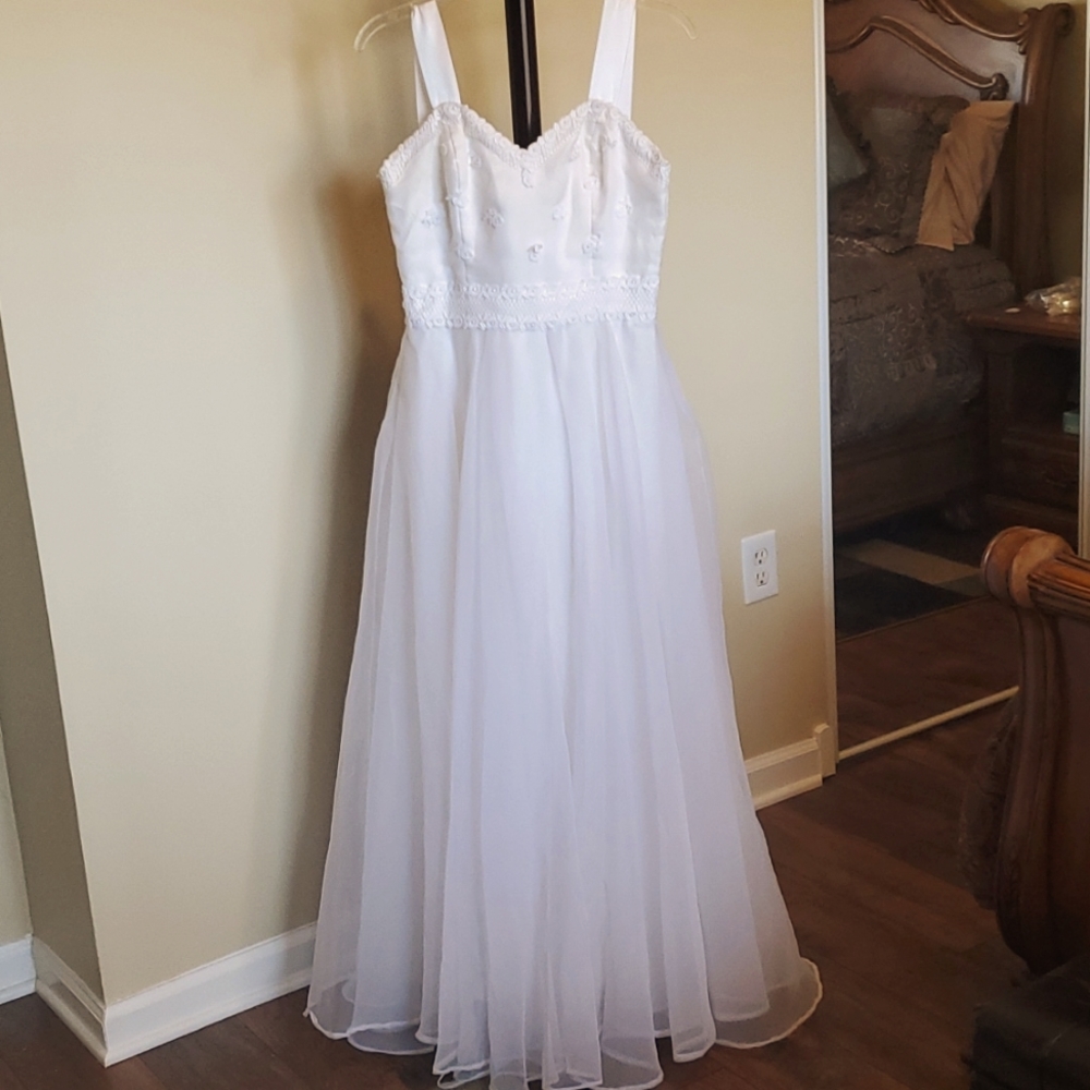 White Formal Dress  Sz 8  Bottom of Dress EUC and flows nicely when walking.